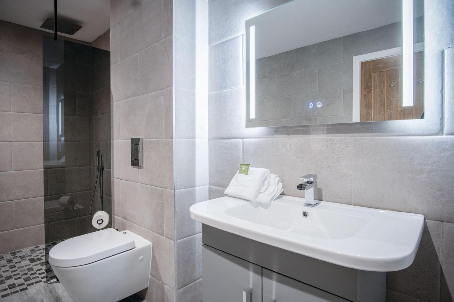 Suite 3 - Sleeping Giant Hotel - Pen Y Cae Inn Брекон Экстерьер фото