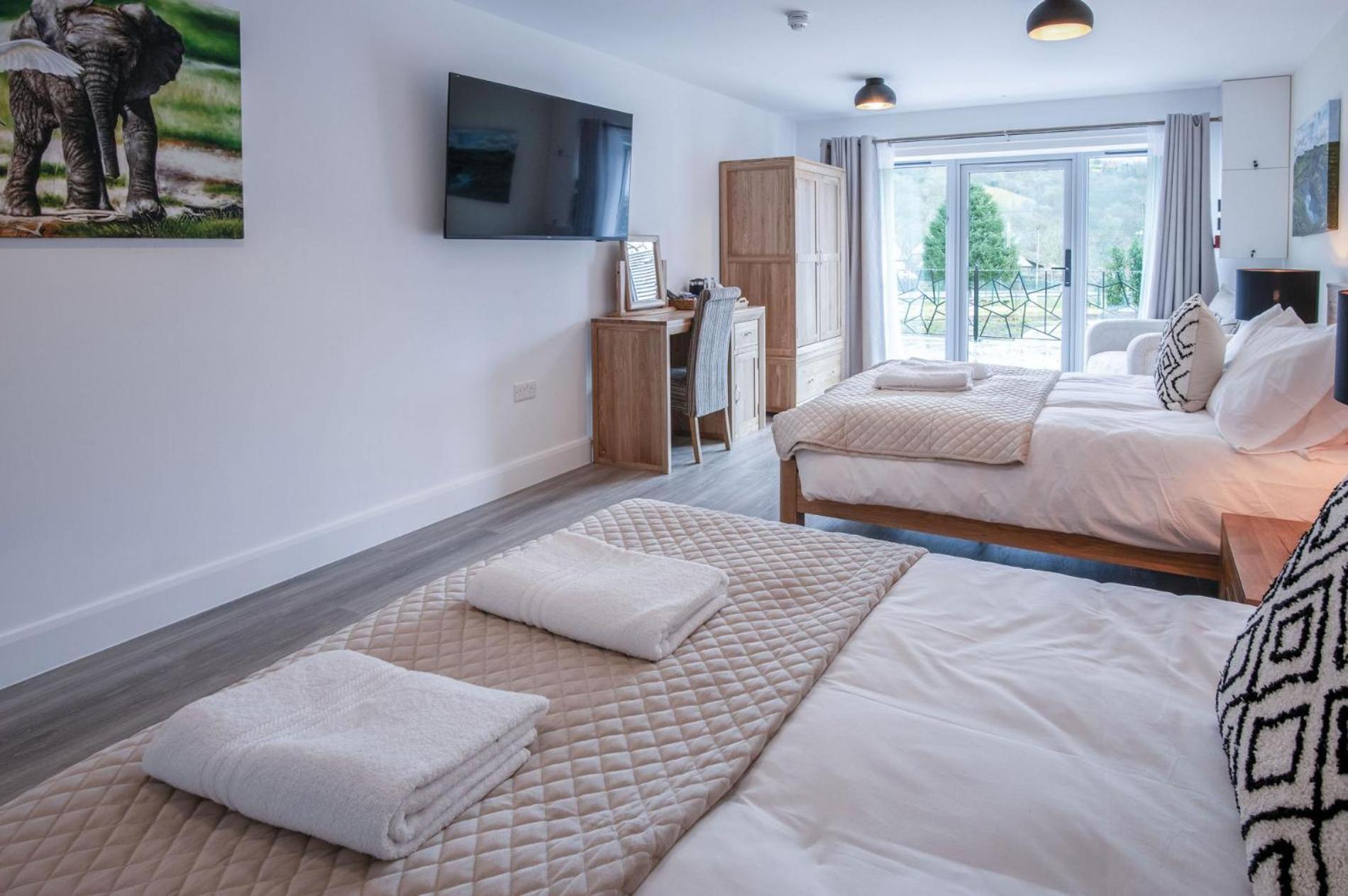 Suite 3 - Sleeping Giant Hotel - Pen Y Cae Inn Брекон Экстерьер фото